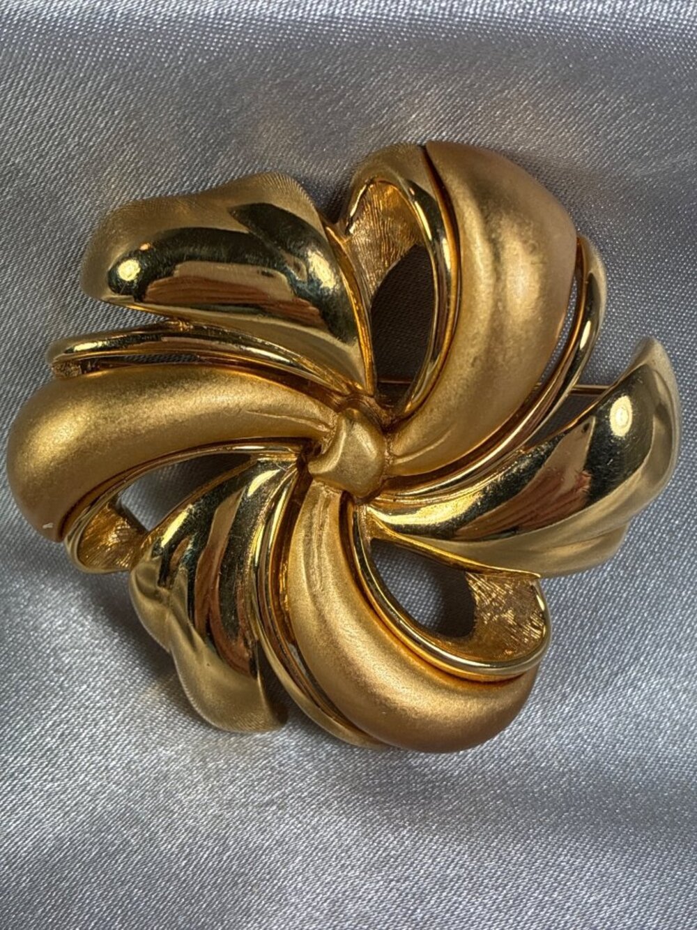 Vintage Monet Gold Tone Ribbon Brooch Large Two Finish Statement Pin - Picture 7 of 9